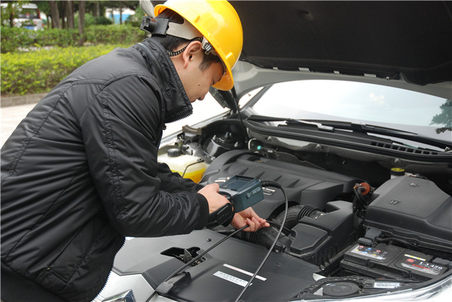 HIE系列便攜式工業(yè)內(nèi)窺鏡正在檢測(cè)汽車(chē)發(fā)動(dòng)機(jī)缸體