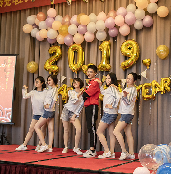 2019年亞泰光電企業(yè)年會(huì)由亞泰人自編自導(dǎo)的勁歌熱舞