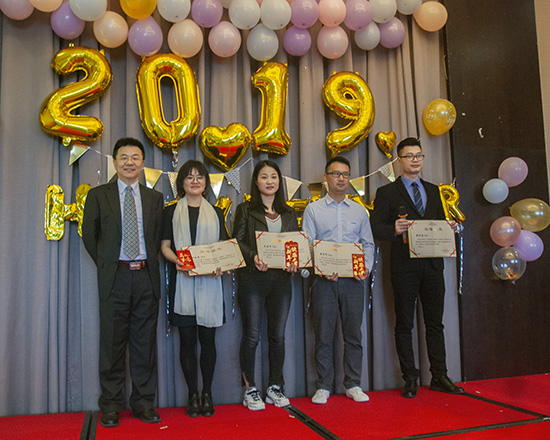 亞泰光電2019年迎春年會(huì)現(xiàn)場(chǎng)的頒獎(jiǎng)典禮