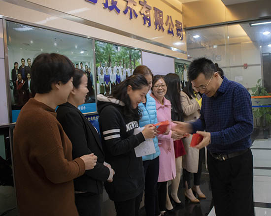 亞泰光電總經(jīng)理鄭總2019三八婦女節(jié)給堅(jiān)守崗位的女員工發(fā)紅包