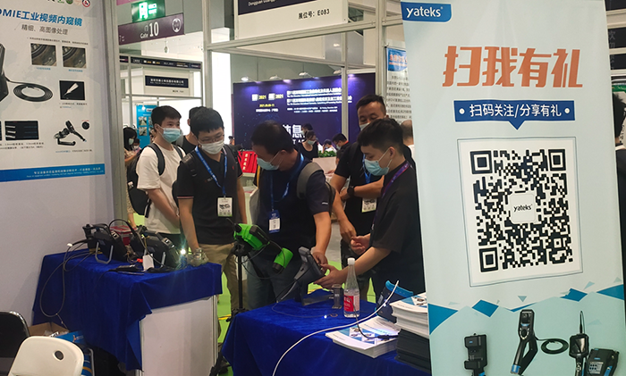 深圳工業(yè)內(nèi)窺鏡展展會(huì)現(xiàn)場(chǎng)亞泰光電展臺(tái)前現(xiàn)場(chǎng)觀眾試用亞泰光電內(nèi)窺鏡產(chǎn)品性能、特點(diǎn)